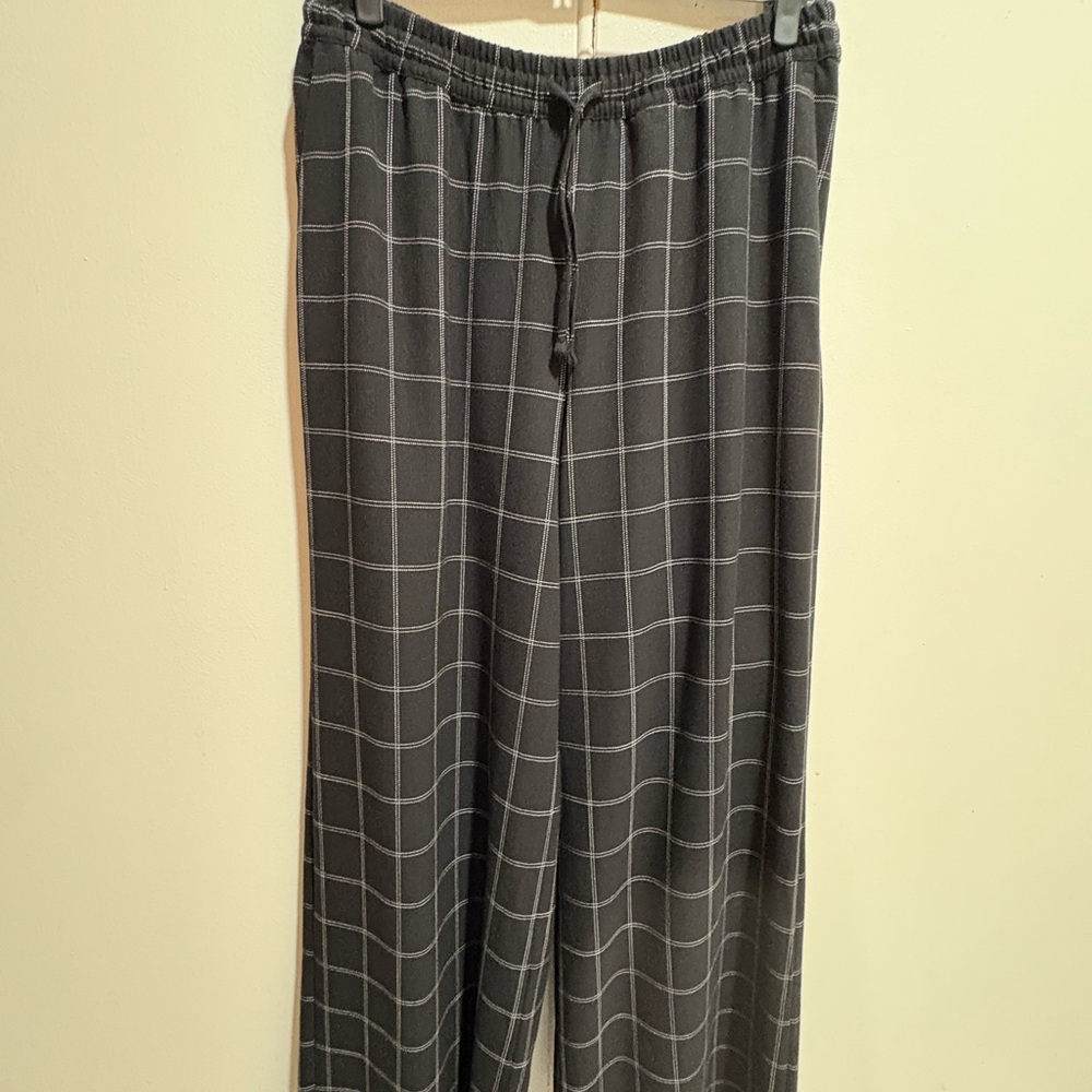 Express woman’s drawnstring elastic waistband wide leg design